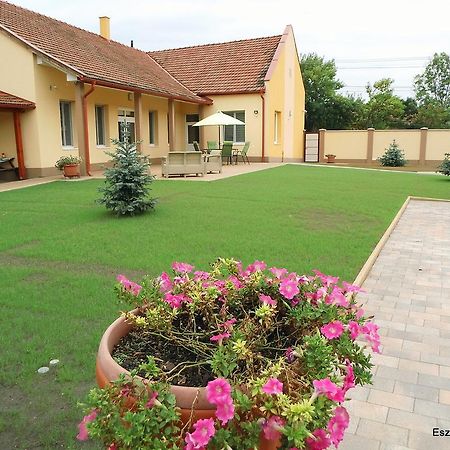 Eszter Apartman Bekescsaba Εξωτερικό φωτογραφία